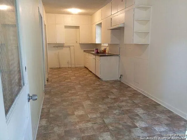 943 Essex St — Photo 4