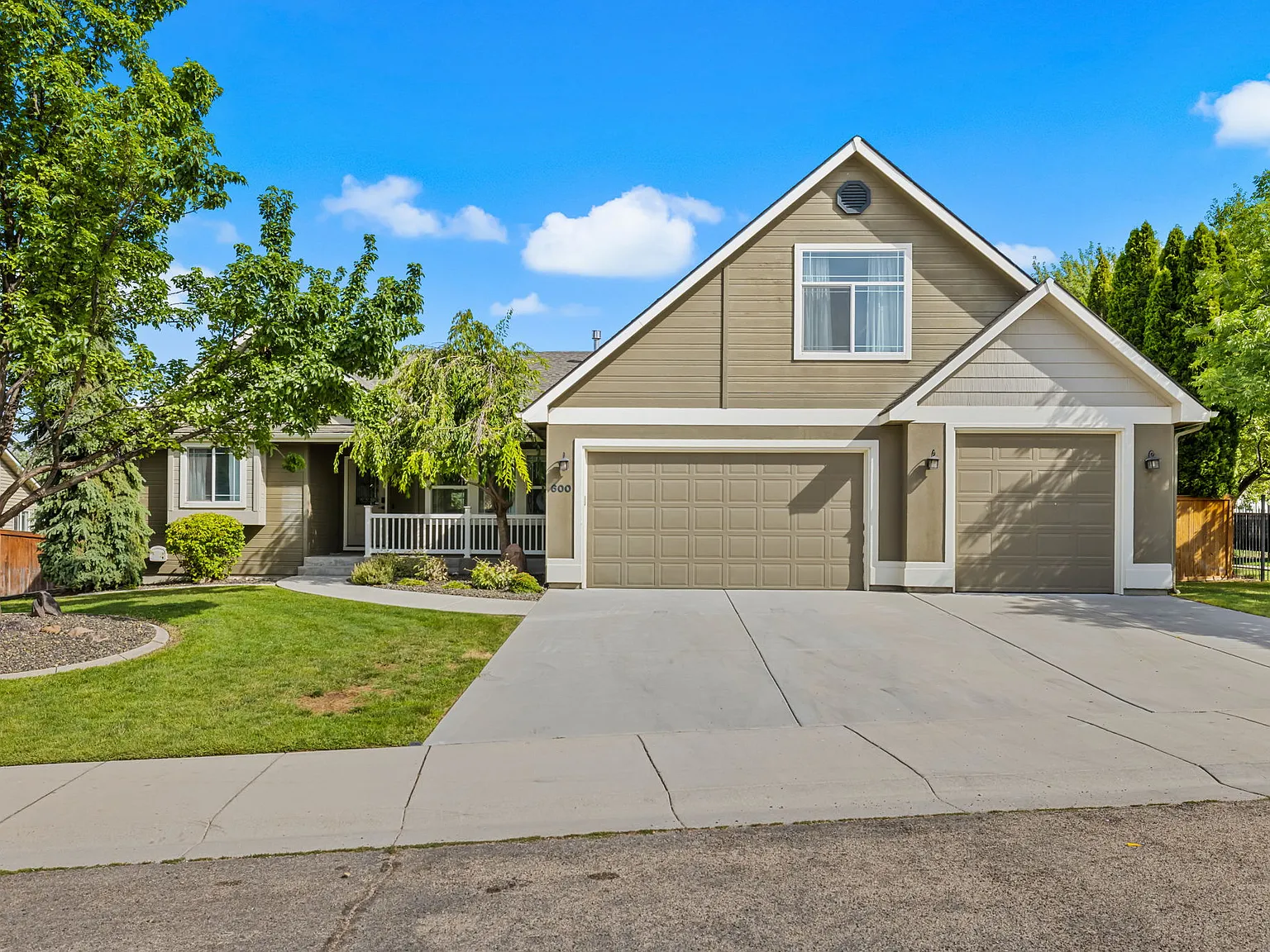 4 bed, 1900 sqft, $8,000 — Photo 1