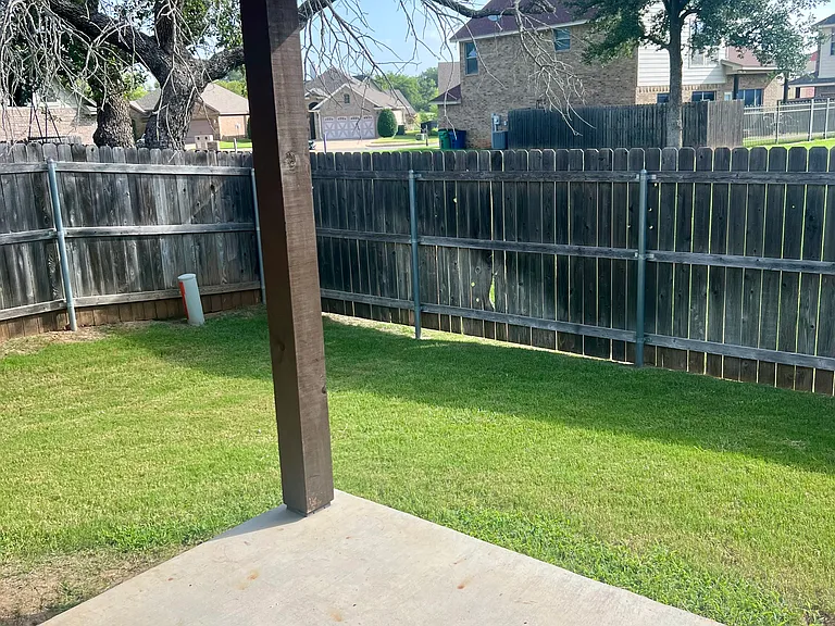 1410 Lauren Ln — Photo 2