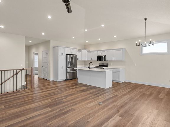 5th image of 8 Frank Ct