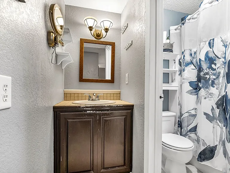 1121 Victoria Dr — Photo 24