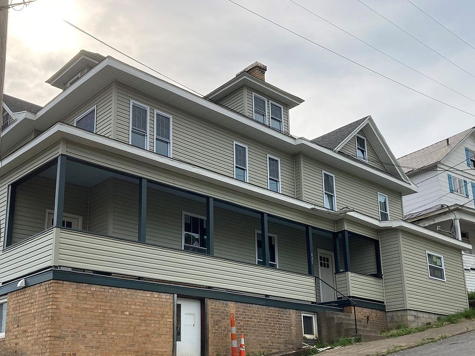 Front of House 2 units for rent on right side of building.