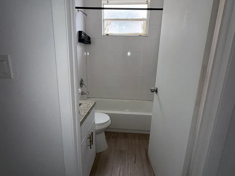 1029 SW 5th St #9 — Photo 3