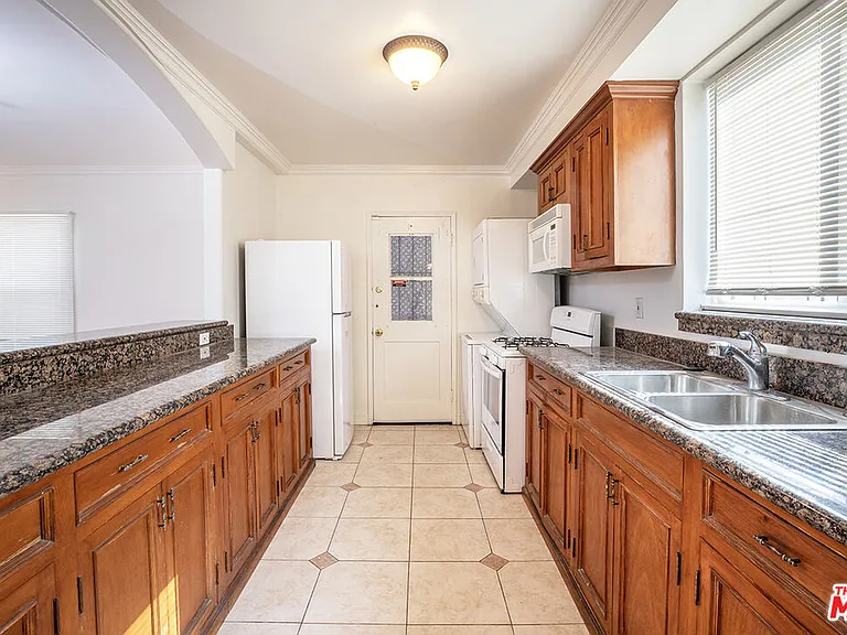 8517 Pickford St — Photo 11