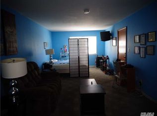 146 Church St APT 3D, Kings Park, NY 11754
