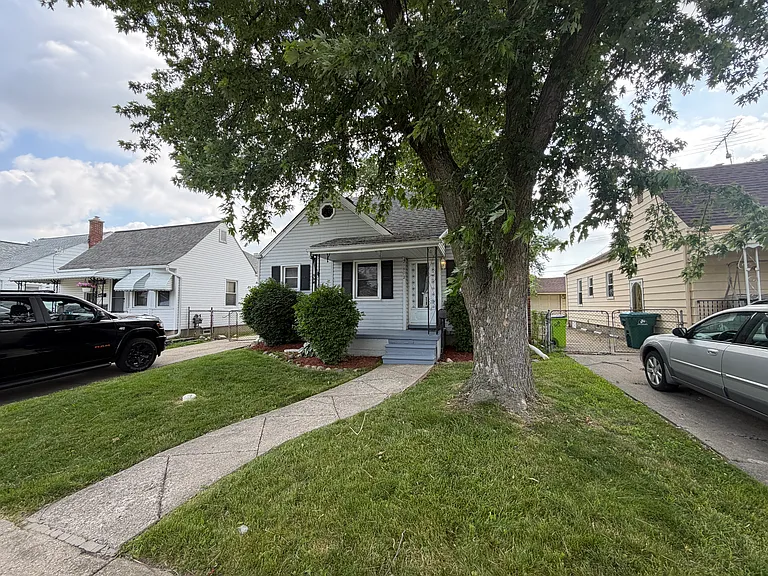 21802 Cushing Ave — Photo 3