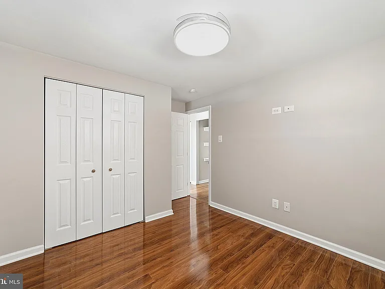 1135 W Thompson St — Photo 12