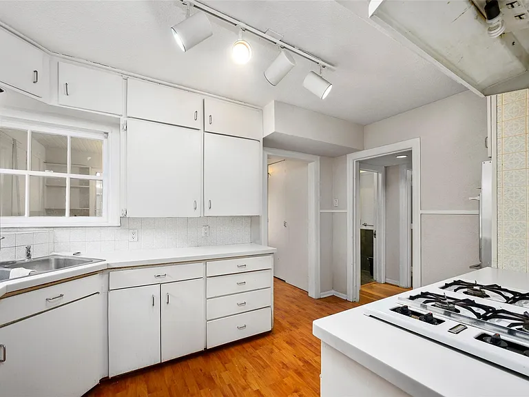 1832 Lexington St — Photo 8