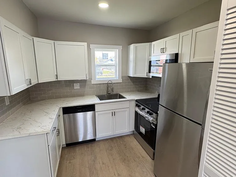105 Dering Ave — Photo 6