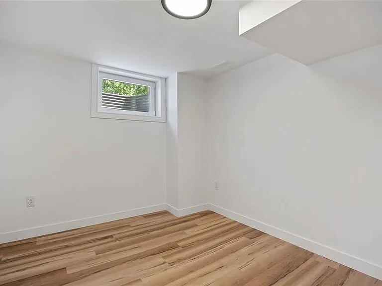 340 Trudeau Dr #LOWER — Photo 4