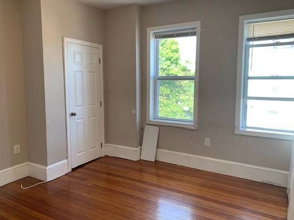 5th image of 241 Maverick St #3