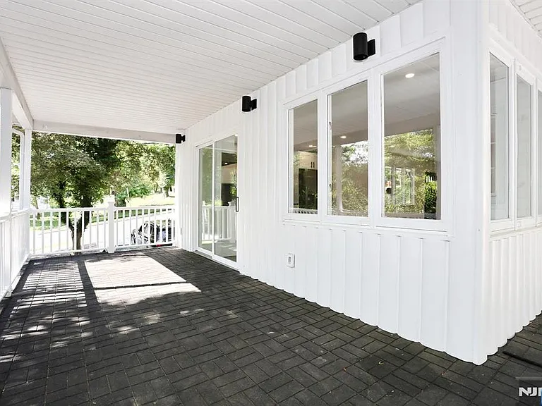 105 Hollywood Ave — Photo 20