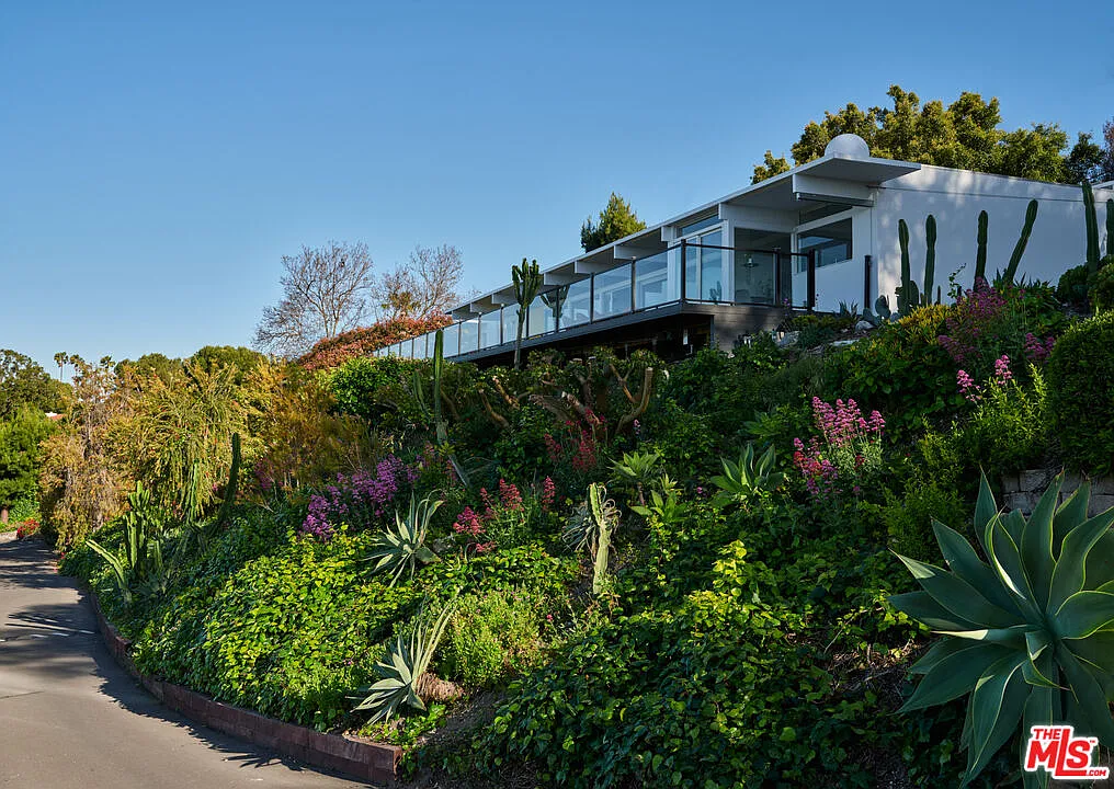 5 bed, 5.0 bath, 3000 sqft, $15,000 — Photo 1