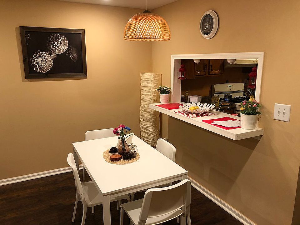2nd image of 906 Woodbridge Comns Way