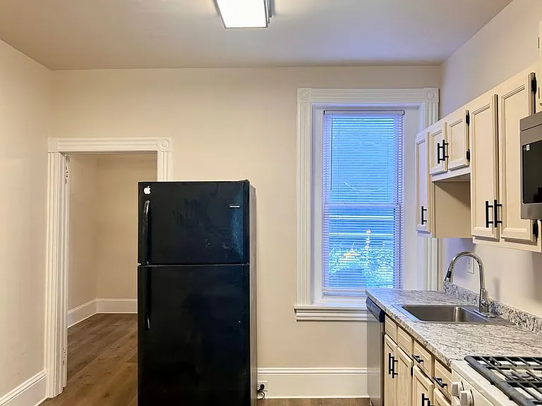 230 1/2 W Walnut St — Photo 5