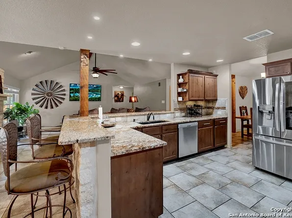 172 CHAMPIONS BLVD, La Vernia, TX 78121