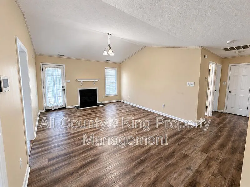 3 bed, 2.0 bath, $1,695 — Photo 3