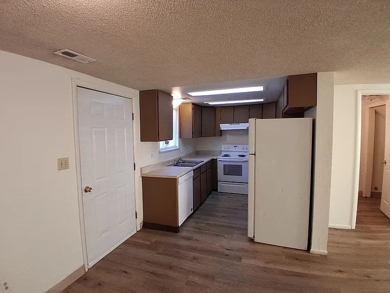 572 Dawn Ct #1 — Photo 5