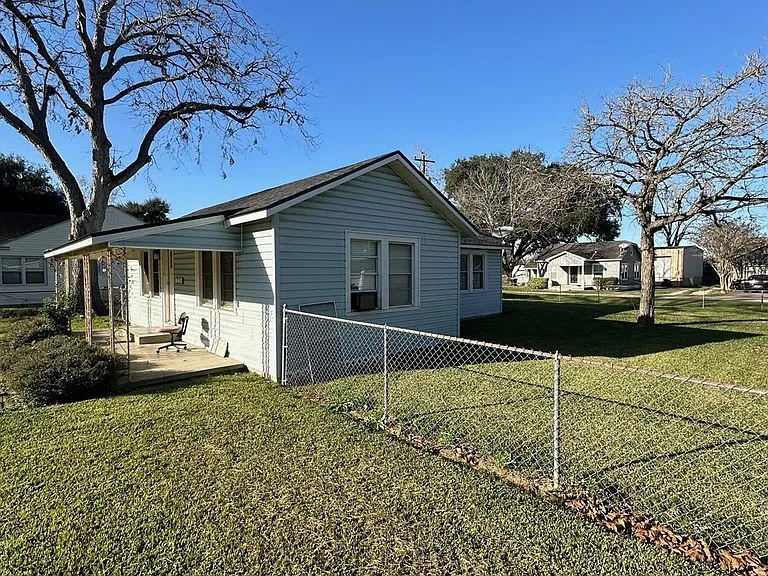 329 Lazy Ln — Photo 2