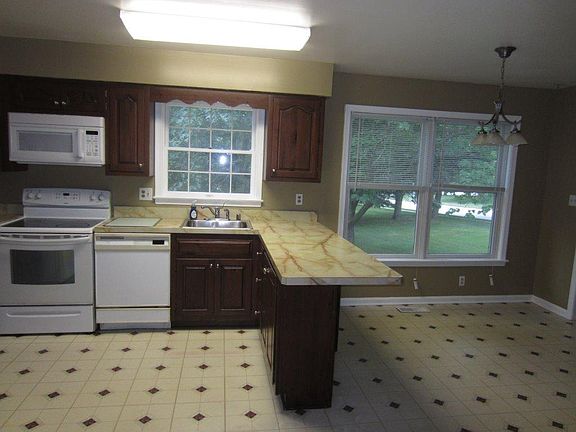 Kitchen and breakfast area