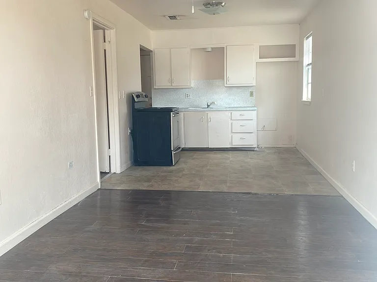 312 W 15th St — Photo 1