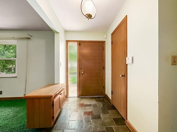 2nd image of 2983 Wellesley Dr