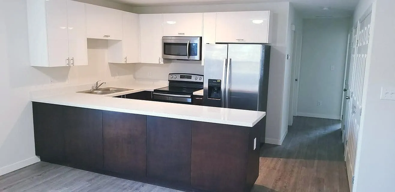 200 S Alex Ave — Photo 2