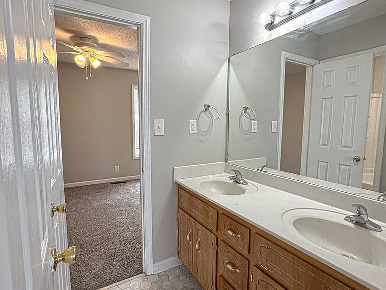 205 Tree Line Dr — Photo 16