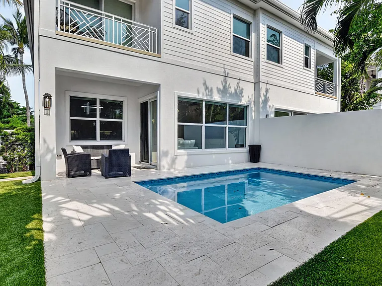 500 NE Wavecrest Way — Photo 4