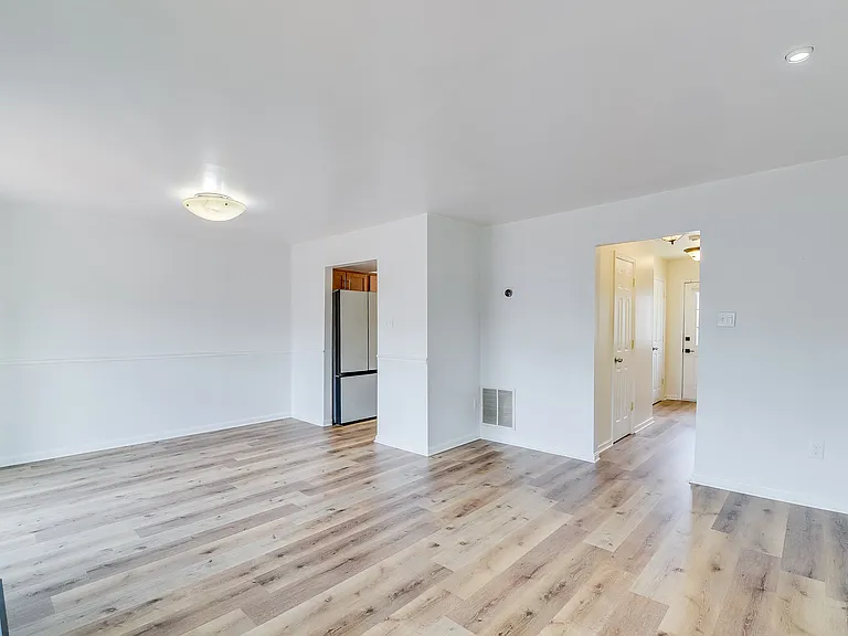 1806 Glendale Ln — Photo 19