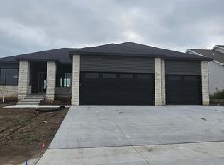 9011 Castle Pine Dr, Lincoln, NE 68516