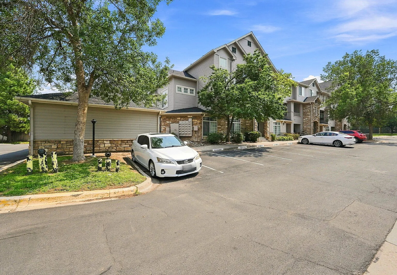 2 bed, 2.5 bath, 1316 sqft, $1,931 — Photo 2