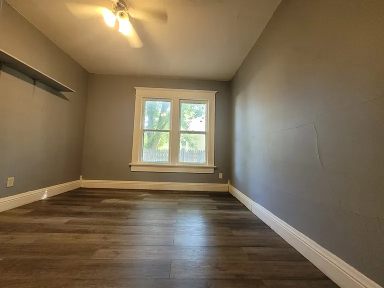 1124 W Koenig St — Photo 5