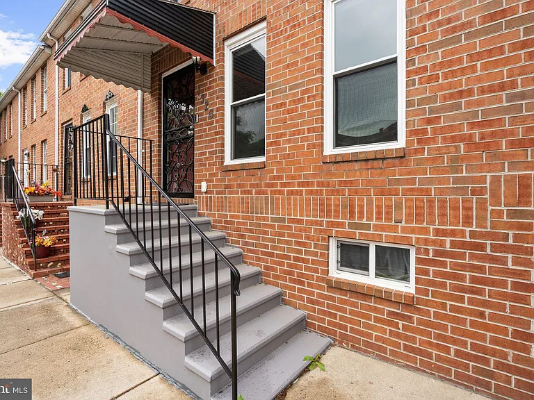 1326 N Stockton St — Photo 2