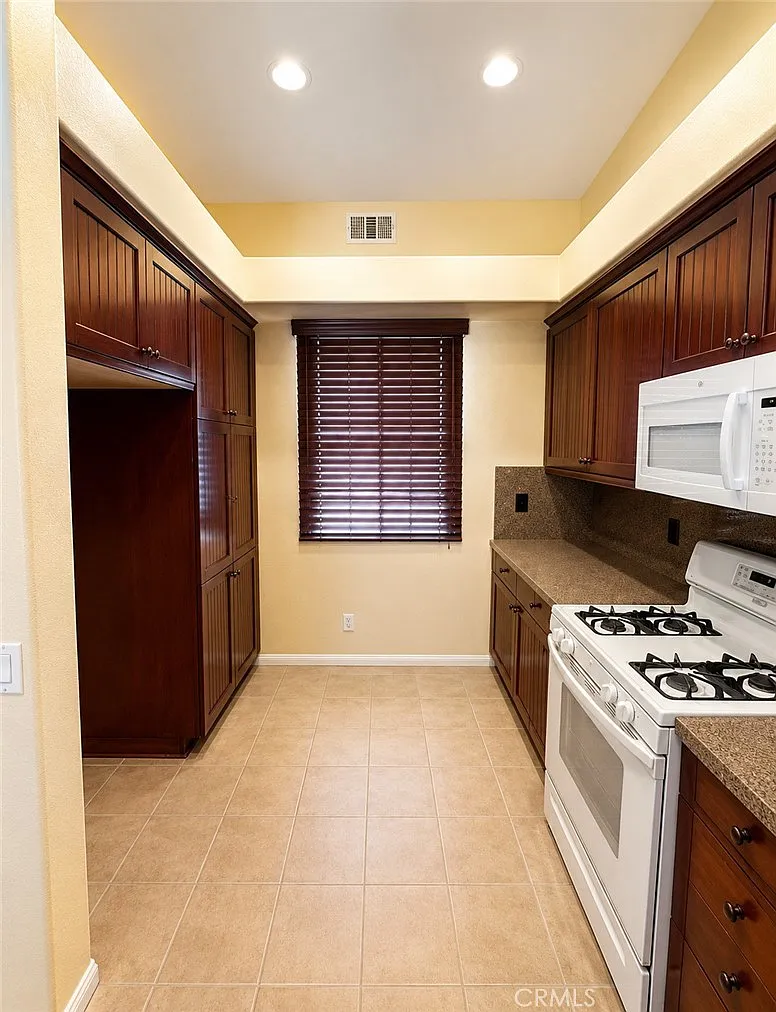 3 bed, 1582 sqft, $2,600 — Photo 2