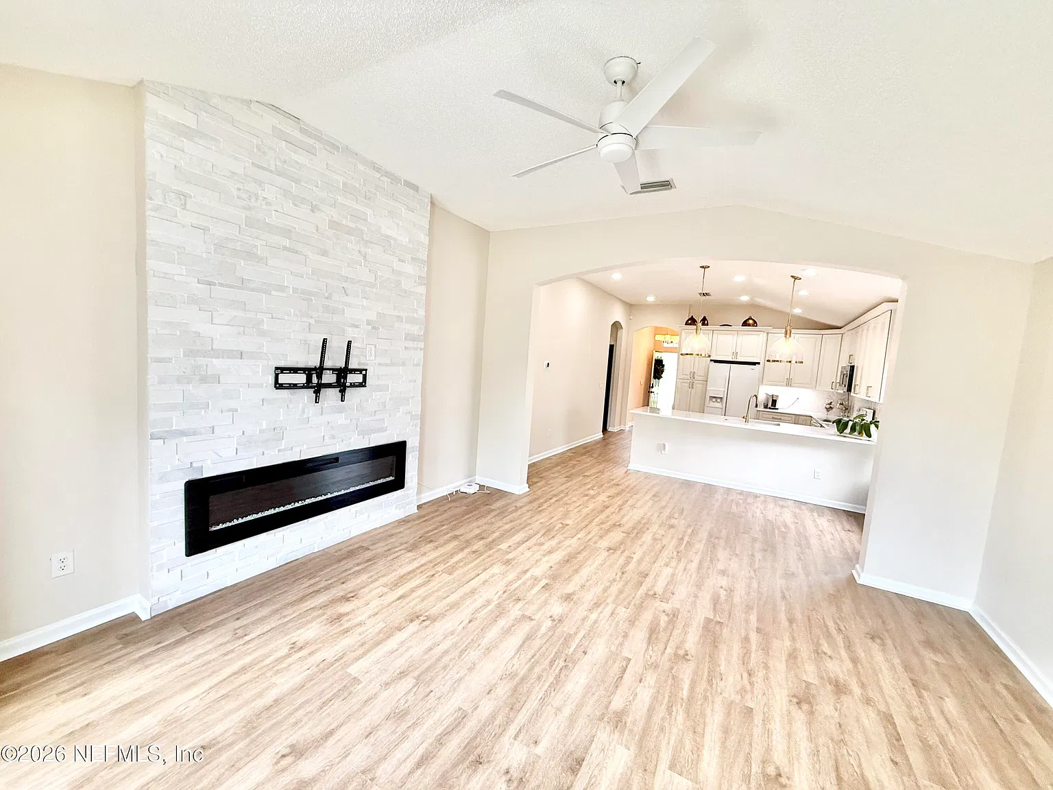 3 bed, 2.0 bath, 1543 sqft, $2,650 — Photo 2