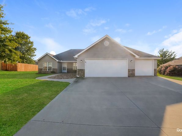 902 SW Bobcat St