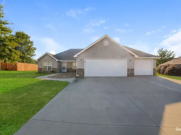 902 SW Bobcat St, Oak Grove, MO 64075