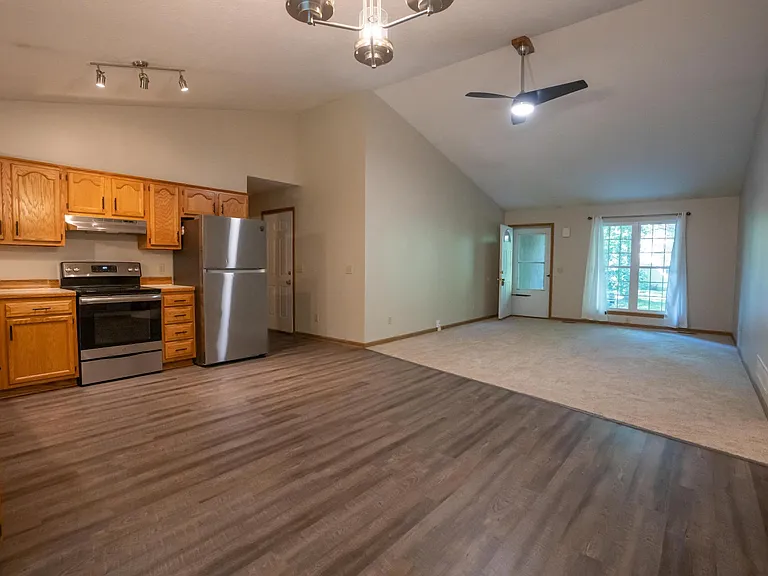 1632 Ledgewood Blvd NE — Photo 2