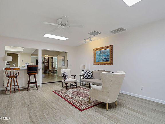 5th image of 225 Montebello Dr
