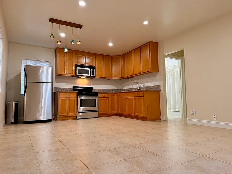 6200 Prospect Ave #B — Photo 1