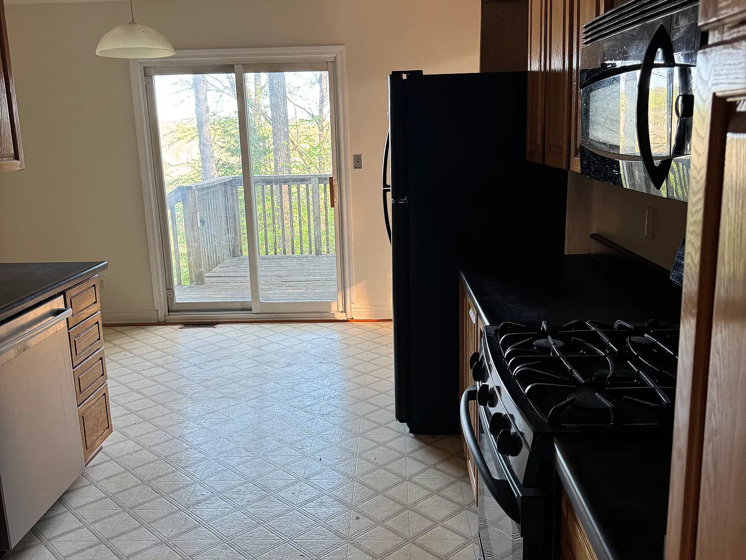 4 bed, 2027 sqft, $900 — Photo 3