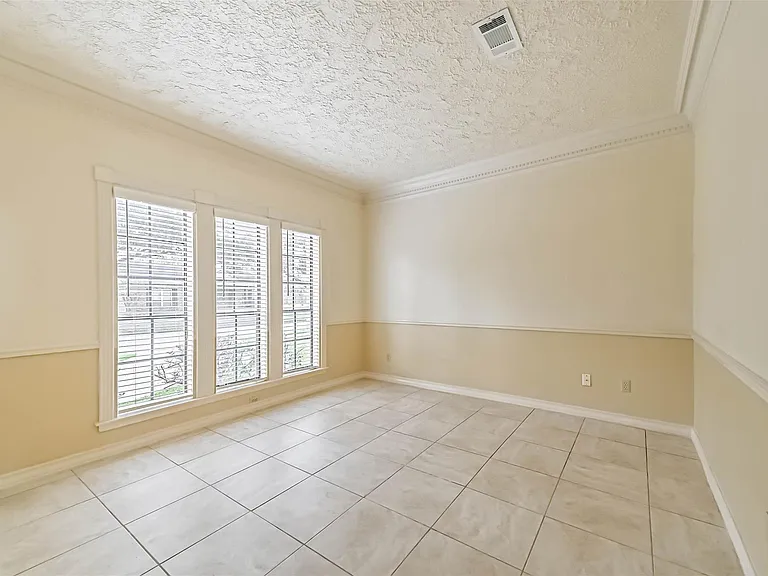 1410 Osborne Dr — Photo 6