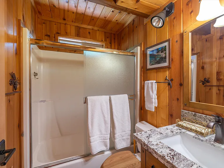 6431 Tamarack Rd — Photo 3