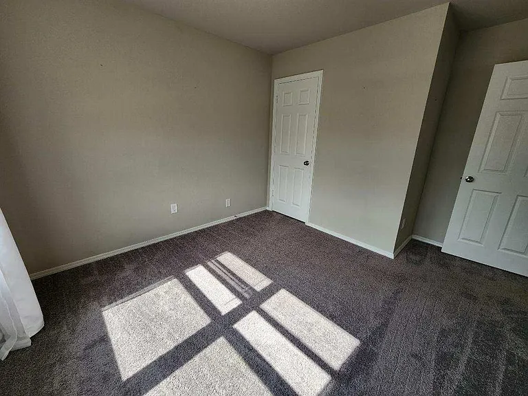 1072 Huntington Dr — Photo 7