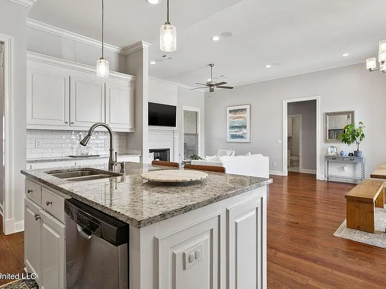 313 E Buttonwood Ln — Photo 11