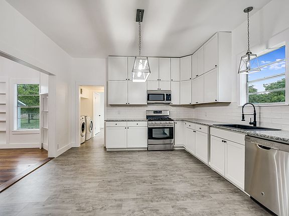 4th image of 602 East St