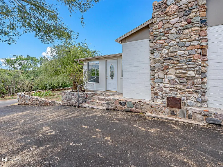 730 N Robles Rd — Photo 24