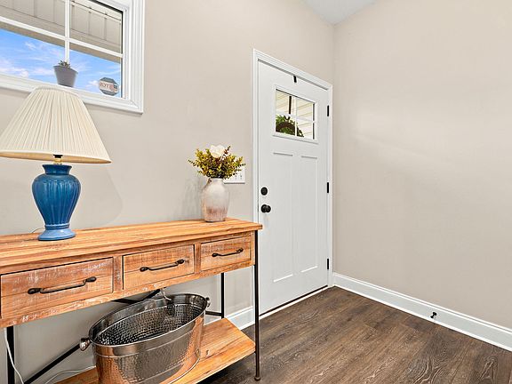 3rd image of 158 W Pk Ln