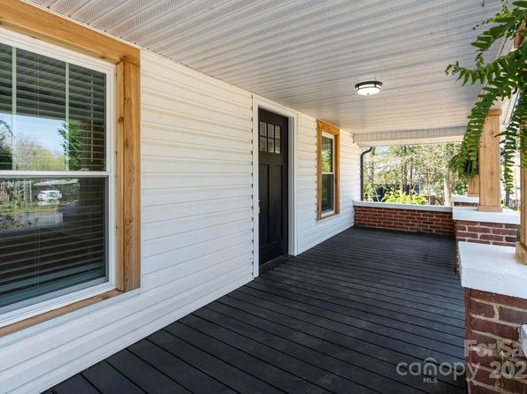 1545 7th Avenue Dr SW, Hickory, NC 28602